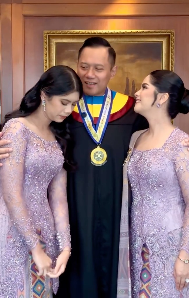 Tinggi Almira dan Annisa kini juga hampir sama. Keduanya jadi terlihat bak bestie dan sama-sama cantik mempesona. Foto: Instagram/@annisayudhoyono