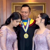 Tinggi Almira dan Annisa kini juga hampir sama. Keduanya jadi terlihat bak bestie dan sama-sama cantik mempesona. Foto: Instagram/@annisayudhoyono