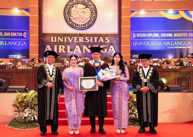 Menteri Koordinator Bidang Infrastruktur dan Pembangunan Kewilayahan, Agus Harimurti Yudhoyono (AHY), baru saja resmi menyandang gelar doktor. Di momen wisuda S3 AHY, istri dan putrinya, Annisa Pohan dan Almira Yudhoyono turut hadir menemani. Foto: Instagram/@annisayudhoyono