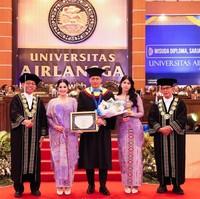 Menteri Koordinator Bidang Infrastruktur dan Pembangunan Kewilayahan, Agus Harimurti Yudhoyono (AHY), baru saja resmi menyandang gelar doktor. Di momen wisuda S3 AHY, istri dan putrinya, Annisa Pohan dan Almira Yudhoyono turut hadir menemani. Foto: Instagram/@annisayudhoyono