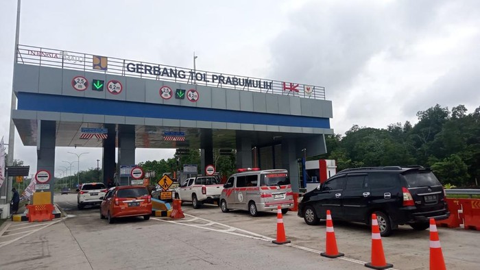 Antrean kendaraan masuk ke GT Prabumulih saat libur Natal dan Tahun Baru