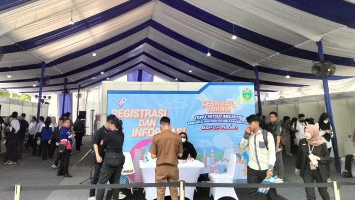 Antusiasme para pencari kerja menghadiri job fair di Medan. (M Hasbi Fauzi/detikSumut)