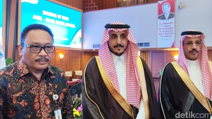 foto kiri ke kanan: Kepala ANRI Imam Gunarto, Direktur Arsip Nasional Kerajaan Arab Saudi Dr Faisal Al-Tamimi dan Wakil Dubes Arab Saudi untuk Indonesia Mushari Mutlaq M. Althiyabi (foto: Anisa Rizki/detikHikmah)