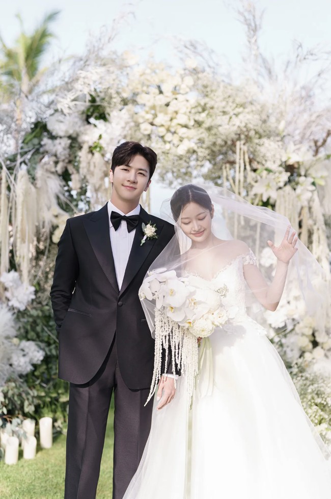 Thunder MBLAQ mendahului kakaknya Sandara Park 2NE1 dengan menikahi kekasihnya Mimi eks Gugudan menggelar pada Minggu (26/5/2024). Keduanya diam-diam berpacaran selama empat tahun sampai akhirnya memutuskan untuk go public di acara Second House tahun lalu. Foto: Instagram