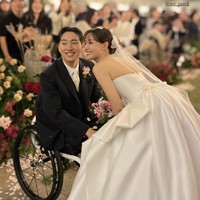 Mantan personel grup KPop SECRET, Song Ji Eun menikah dengan YouTuber disabilitas Park Wi pada Rabu (9/10/2024). Bintang drama Korea My Secret Romance itu jatuh cinta pada pandangan pertama saat bertemu Park Wi di gereja. Dia mulai memperkenalkan pacarnya Desember lalu. Foto: Instagram