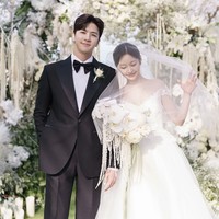 Thunder MBLAQ mendahului kakaknya Sandara Park 2NE1 dengan menikahi kekasihnya Mimi eks Gugudan menggelar pada Minggu (26/5/2024). Keduanya diam-diam berpacaran selama empat tahun sampai akhirnya memutuskan untuk go public di acara Second House tahun lalu. Foto: Instagram