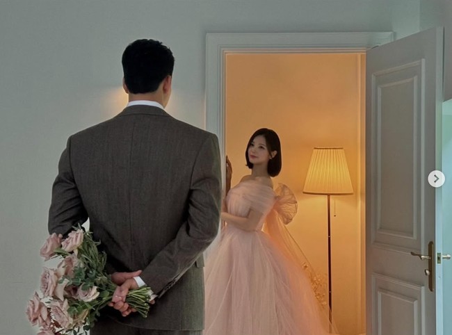 Sohee ALICE menikahi seorang pebisnis yang 15 tahun lebih tua darinya. Dia memutuskan untuk pensiun dari industri hiburan dan fokus membina rumah tangga setelah mendaftarkan pernikahan mereka bulan Mei tahun ini. Keduanya berpacaran selama setahun sebelum resmi menikah. Foto: Instagram