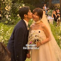 Gong Min Jung dan Jang Jae Ho terlibat cinta lokasi saat membintangi drama Korea Marry My Husband. Keduanya menggelar pesta pernikahan pada Sabtu (7/9/2024). Hubungan mereka terungkap saat mengumumkan rencana pernikahannya tahun ini. Foto: Instagram