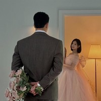 Sohee ALICE menikahi seorang pebisnis yang 15 tahun lebih tua darinya. Dia memutuskan untuk pensiun dari industri hiburan dan fokus membina rumah tangga setelah mendaftarkan pernikahan mereka bulan Mei tahun ini. Keduanya berpacaran selama setahun sebelum resmi menikah. Foto: Instagram