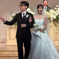 Kim Bo Ra menikah dengan sutradara dengan sutradara Jo Ba Reun pada Minggu (8/6/2024). Keduanya terlibat cinta lokasi saat sang aktris membintangi film garapannya, Ghost Mansion pada tahun 2021. Keduanya diam-diam berpacaran selama tiga tahun sebelum memutuskan untuk menuju jenjang pernikahan. Foto: Instagram