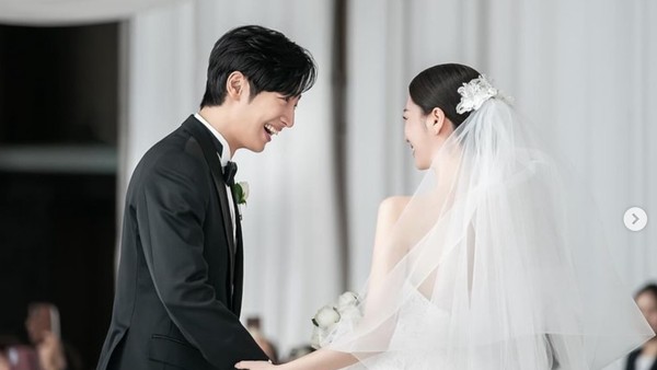 8 Potret Artis Korea Menikah di Tahun 2024, Lee Sang Yeob Hingga HyunA