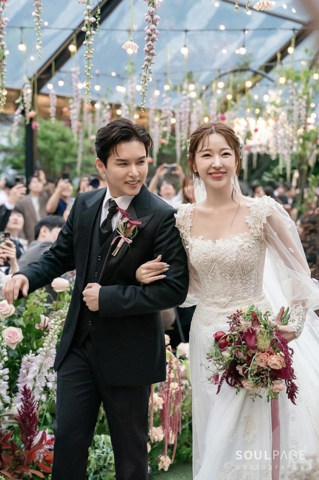 Ryeowook Super Junior dan Ari eks Tahiti resmi menjadi pasangan suami istri pada Minggu (26/5/2024) setelah empat tahun berpacaran. Pernikahannya menjadi ajang reuni para personel grup KPop Super Junior, tak mau melewatkan hari bahagianya. Foto: Instagram