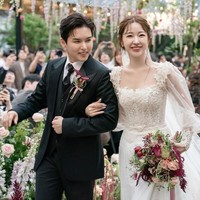 Ryeowook Super Junior dan Ari eks Tahiti resmi menjadi pasangan suami istri pada Minggu (26/5/2024) setelah empat tahun berpacaran. Pernikahannya menjadi ajang reuni para personel grup KPop Super Junior, tak mau melewatkan hari bahagianya. Foto: Instagram