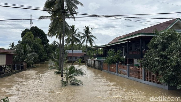 Banjir setinggi 1 meter masih merendam Kelurahan Cabbeng, Kecamatan Lilirilau, Soppeng.