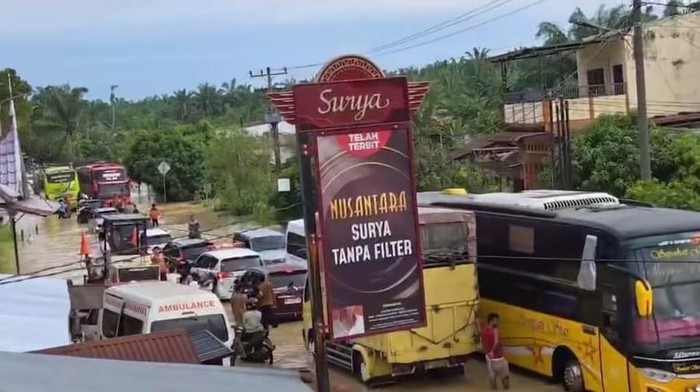 Banjir yang menggenangi jalan di Labura. Foto: Istimewa