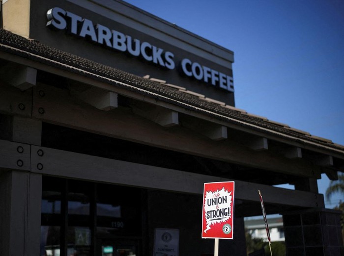 Ribuan barista Starbucks mogok lima hari di berbagai kota AS, menuntut kenaikan upah. Aksi ini memperburuk tekanan finansial perusahaan.