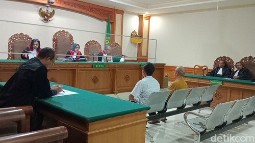Bendesa Adat Tista, Nyoman Supardi dan  bendaharanya, Kadek Budiasa, saat sidang di PN Tipikor Denpasar, Senin (23/12/2024).