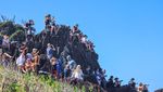 Beragam Aksi Warga Nonton Kejuaraan Selancar Internasional di Hawaii