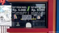 Pihak pengelola pun memasang tulisan Ferry Wheels atau Bianglala tutup sementara waktu.