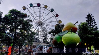 Potret Bianglala Alun-alun Kota Batu Tidak Beroperasi Saat Nataru