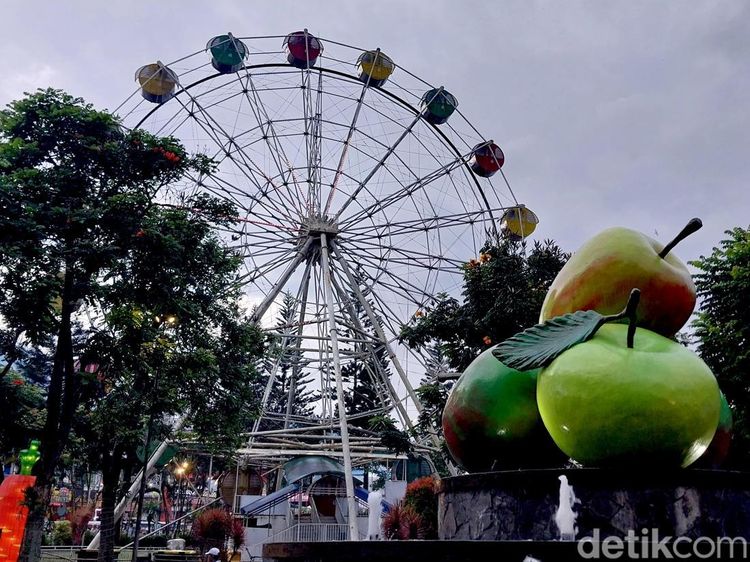 Potret Bianglala Alun-alun Kota Batu Tidak Beroperasi Saat Nataru