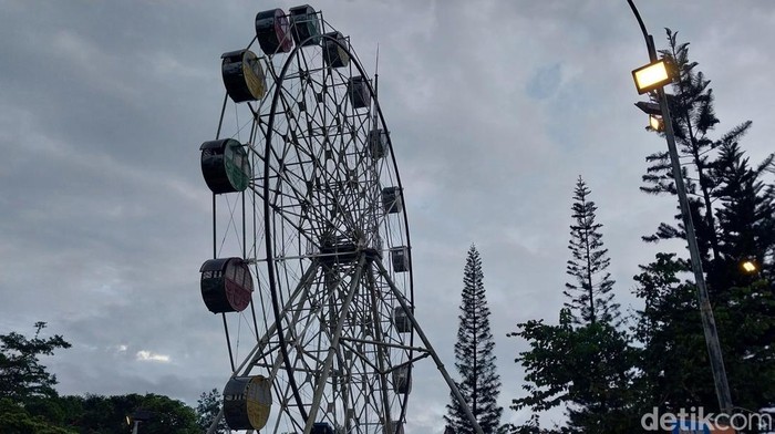 Bianglala Alun-alun Kota Batu Rusak Bianglala Alun-alun Kota Batu Rusak