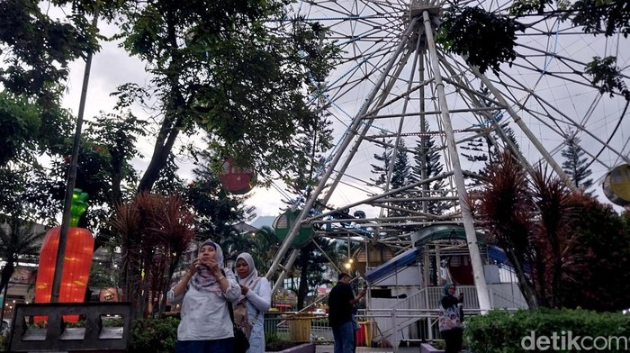 Bianglala Alun-alun Kota Batu Rusak Bianglala Alun-alun Kota Batu Rusak