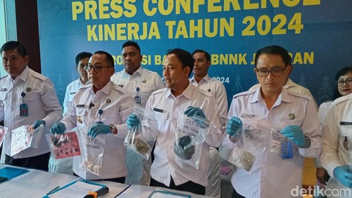 Kabid Pemberantasan Badan Narkotikan Nasional Provinsi (BNNP) Bali Kombes I Made Sinar Subawa saat rilis kasus akhir tahun di kantornya, Senin (23/12/2024). (Aryo Mahendro/detikBali)