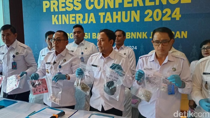 Kabid Pemberantasan Badan Narkotikan Nasional Provinsi (BNNP) Bali Kombes I Made Sinar Subawa saat rilis kasus akhir tahun di kantornya, Senin (23/12/2024). (Aryo Mahendro/detikBali)