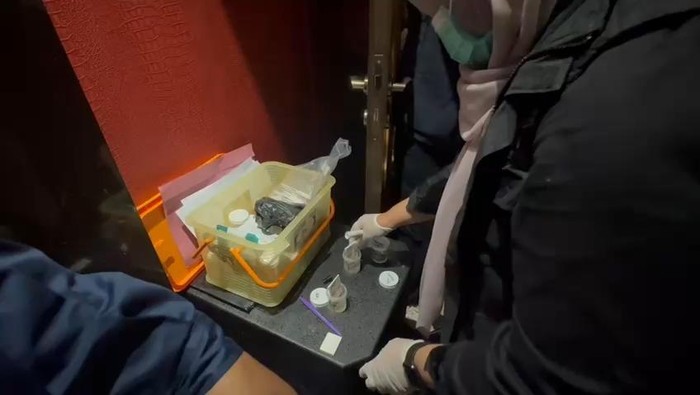 BNNP Sumsel lakukan razia narkoba di tempat hiburan malam, Palembang, Sumsel.