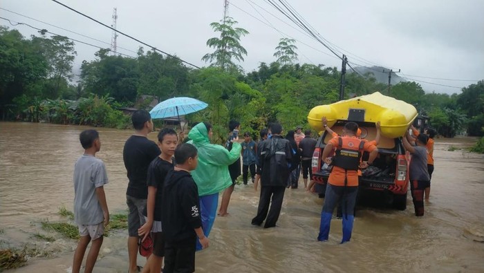 BPBD lakukan penanganan darurat dan berikan bantuan kepada warga terdampak di Kabupaten Maros.