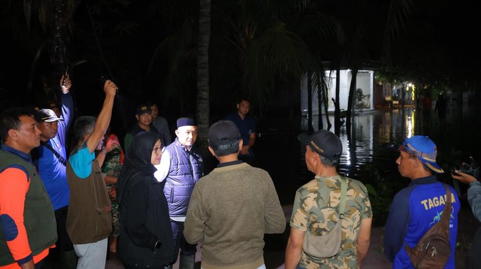 Bupati Banyuwangi Ipuk Fiestiandani menemui warga korban banjir rob di Banyuwangi.