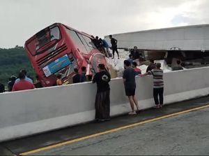 Bus Wisata Terguling Usai Tabrak Truk Tronton di Tol Pandaan-Malang Km 77