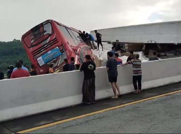 Potret Laka Bus Vs Truk di Tol Pandaan-Malang