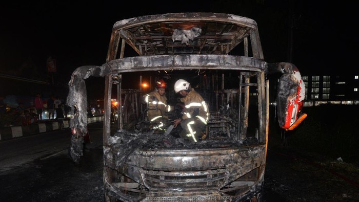 Bus pariwisata terbakar di Jalan Solo-Yogyakarta Petugas pemadam kebakaran menyemprotkan cairan saat pendinginan pada bangkai bus pascakebakaran di jalan Solo-Yogyakarta, Delanggu, Klaten, Jawa Tengah, Minggu (22/12/2024). Kebakaran bus yang mengangkut rombongan wisata itu tidak ada korban jiwa dan polisi masih menyelidiki penyebabnya. ANTARA FOTO/Aloysius Jarot Nugroho/agr