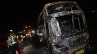Anggota Satlantas Polres Klaten mengatur arus lalu lintas pascakebakaran di Jalan Solo-Yogyakarta, Delanggu, Klaten, Jawa Tengah, Minggu (22/12/2024). 