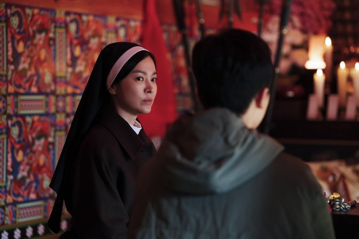 Song Hye Kyo memerankan Suster Junia dalam film Dark Nuns. Tayang Januari 2025.