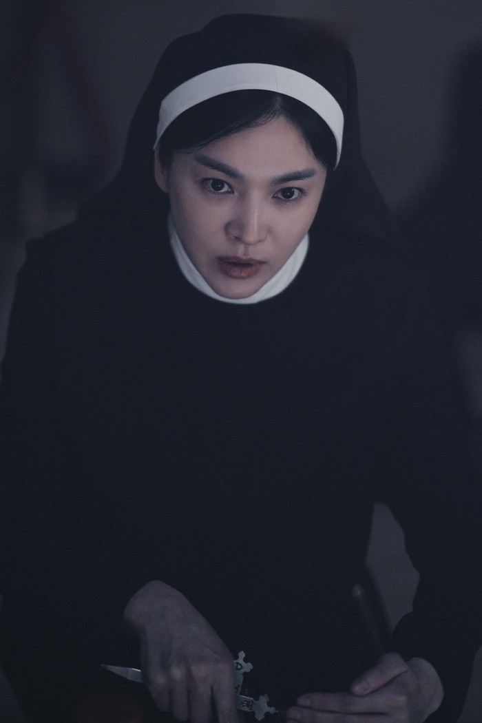 Song Hye Kyo memerankan Suster Junia dalam film Dark Nuns. Tayang Januari 2025.