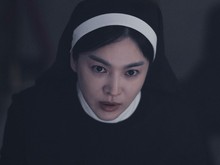 Song Hye Kyo Genggam Salib di Foto Terbaru Dark Nuns