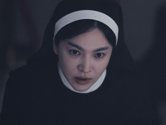 Song Hye Kyo memerankan Suster Junia dalam film Dark Nuns. Tayang Januari 2025.