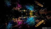 Lokasinya berada di Urban Forest Cipete. Setiap malamnya sepanjang bulan Desember, travelers disuguhkan pemandangan warna-warni instalasi cahaya.