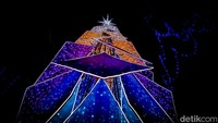 Atraksi ini dinamakan Aurora Forest yang memanjakan mata pengunjung.   