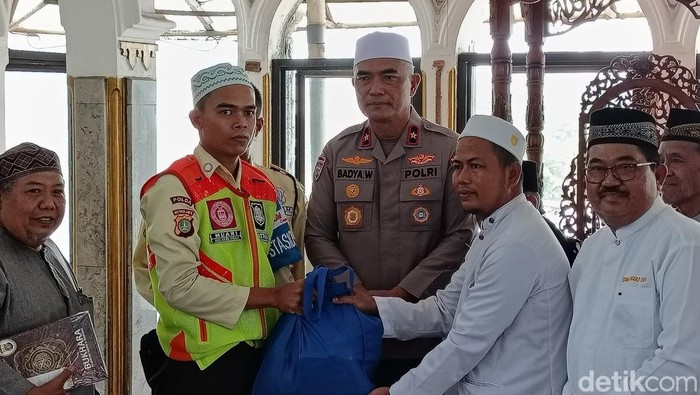 Dirbinpotmas Korbinmas Baharkam Polri, Brigjen Badya Wijaya memberikan bantuan sembako di HUT Satpam ke-44.