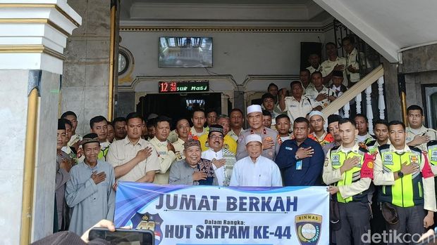 Dirbinpotmas Korbinmas Baharkam Polri, Brigjen Badya Wijaya memberikan bantuan sembako di HUT Satpam ke-44.