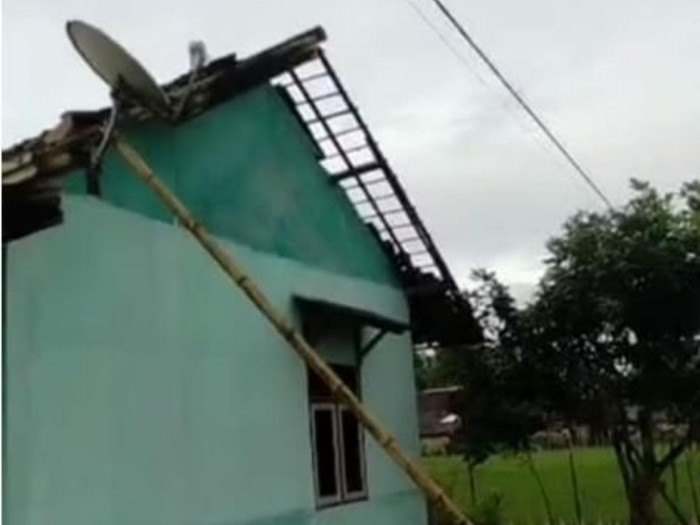 Diterjang Angin Kencang, 3 Rumah Warga di Cikeusik Pandeglang Rusak