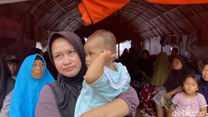 Euis dan bayinya saat di pengungsian