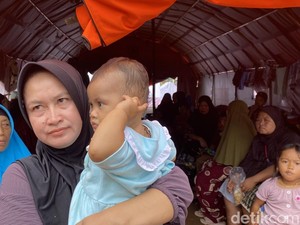 Cerita Euis dan Bayi Korban Pergerakan Tanah Bertahan di Tenda Pengungsian