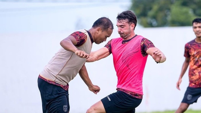 Fabien Garcia saat berlatih dengan tim Persela Lamongan
