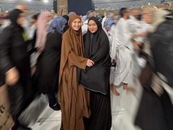 7 Foto Artis Umrah Jelang Tahun Baru 2025, Sheila On 7 Hingga Ayu Tingting