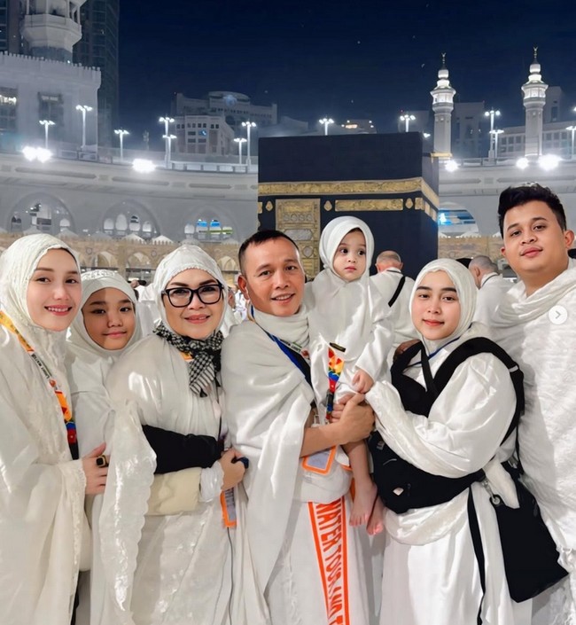 Ayu Tingting membagikan foto-foto mulai dari berangkat hingga menjalani umrah bersama keluarga di akun Instagram pribadinya. Alhamdulillah bersyukur atas segala nikmat rahmatmu ya Allah dan alhamdulillah umroh pertama kami diberikan kelancaran, Insa Allah mabrur dan Allah jabah semua doa kita amin amin ya Rab 🙏🏻🕋, ucap akun @ayutingting92. Foto: Dok. Instagram @ayutingting92.